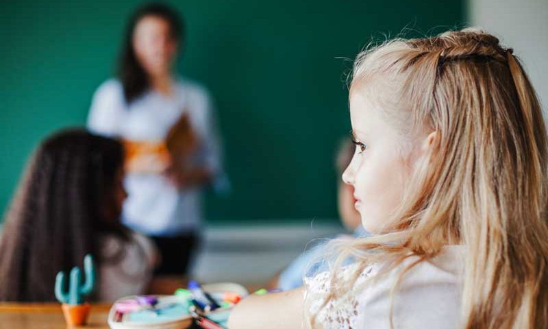 DOS PAIS À ESCOLA MATERNAL